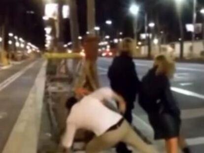 Imatge extreta del vídeo que reflecteix el moment en el qual Mario García Montealegre clava la puntada de peu a la dona a l'avinguda Diagonal de Barcelona.