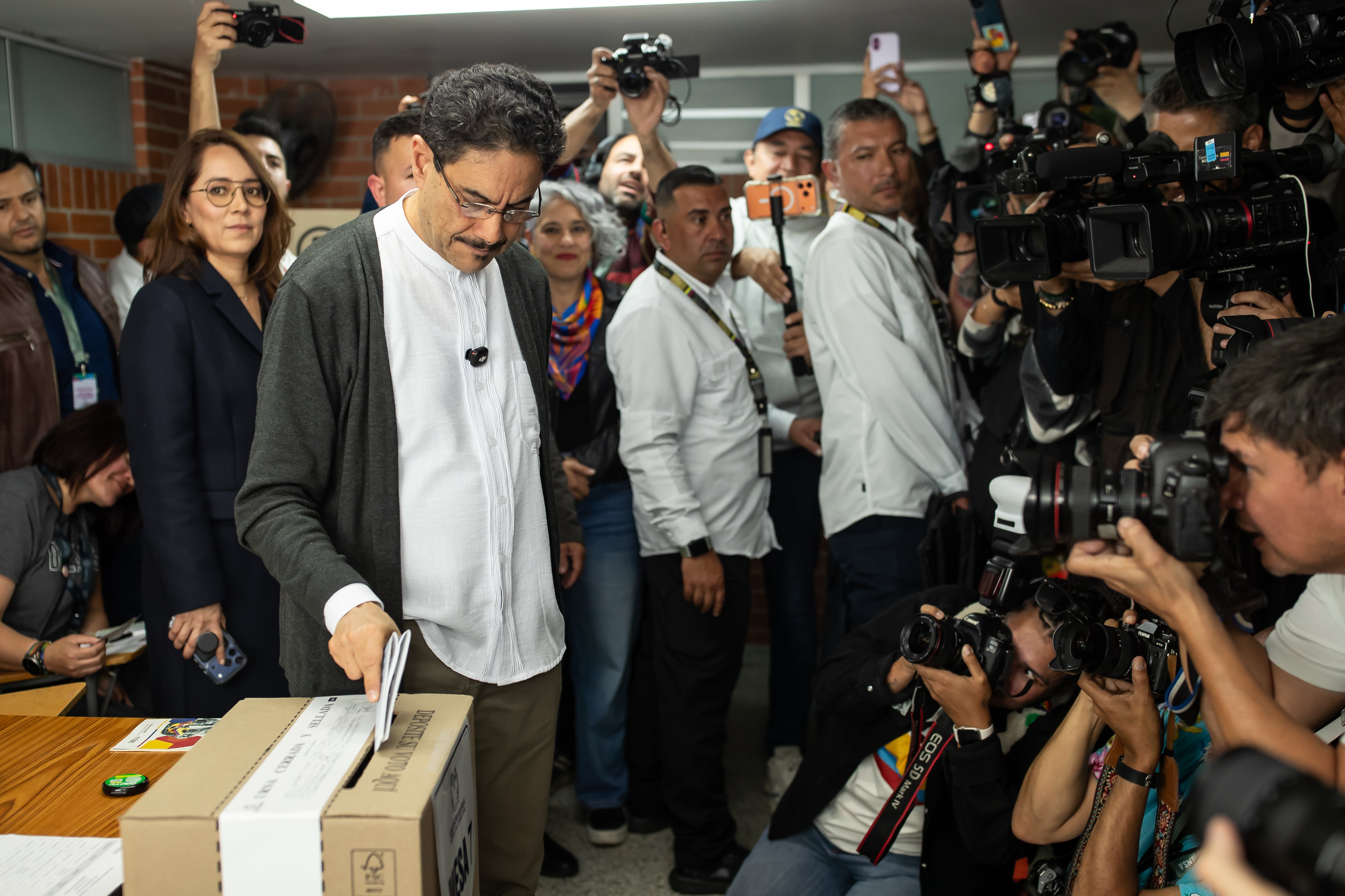 Iván Cepeda, en su puesto de votación, al sur de Bogotá.