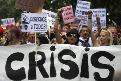 La cabeza de la manifestación del 15-M con una pancarta en la que podía leerse: "No es una crisis, es que ya no te quiero".