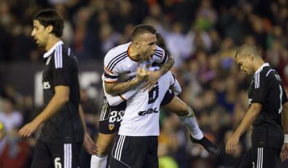 Otamendi celebra la victoria del Valencia.