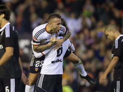 Otamendi celebra la victòria del València.