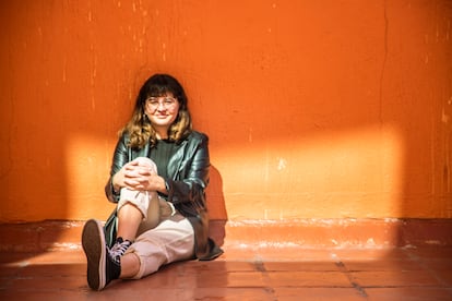 La escritora española Joana Marcús, en la Feria Internacional del Libro de Guadalajara, el 26 de noviembre de 2022.