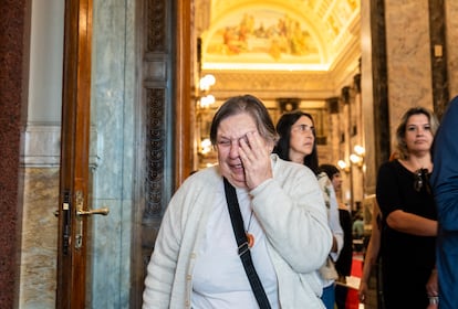 Una mujer llora durante el velatorio.