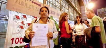 Rocío Pérez ante la sucursal del banco en la plaza de Celenque.