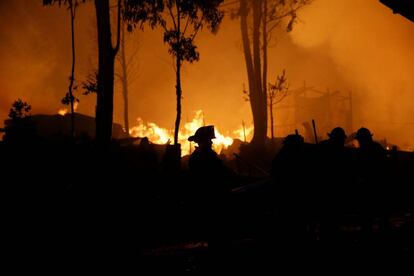 Bomberos en Santa Olga, Chile.