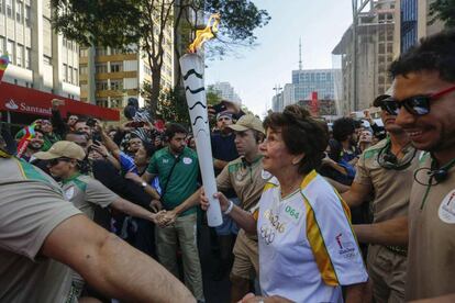 María Esther Bueno en 2016 con la antorcha olímpica.