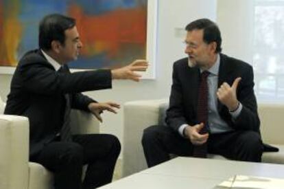 El presidente del Gobierno, Mariano Rajoy (d), y el director general de la Alianza Renault-Nissan, Carlos Ghosn, durante la reunión que han mantenido hoy en Moncloa.