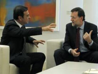 El presidente del Gobierno, Mariano Rajoy (d), y el director general de la Alianza Renault-Nissan, Carlos Ghosn, durante la reunión que han mantenido hoy en Moncloa.