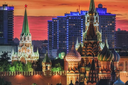 La catedral de San Basilio de Moscú, del siglo XVI, con sus cúpulas en forma de bulbo En primer plano; las torres del Kremlin y, al fondo, los edificios de la calle de Arbat. 