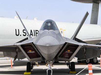 Un F-22 Raptor de la empresa estadounidense Lockheed Martin, expuesto en una feria en Dubái, en noviembre de 2019.