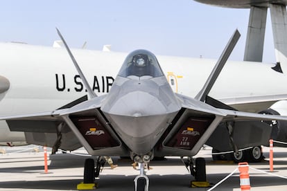 Un F-22 Raptor de la empresa estadounidense Lockheed Martin, expuesto en una feria en Dubái, en noviembre de 2019.