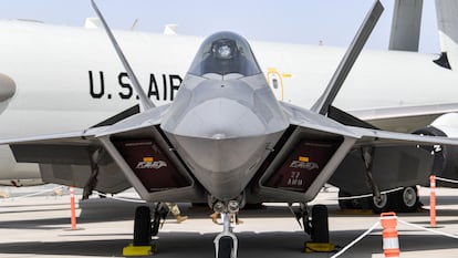 Um F-22 Raptor da empresa norte-americana Lockheed Martin, exposto em feira em Dubai em novembro de 2019.