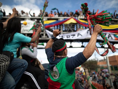 Um mutirão indígena parte em direção a Bogotá, em outubro de 2020. Manifestantes buscavam se reunir com o presidente Iván Duque para reclamar do descumprimento dos acordos firmados.