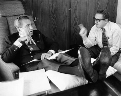 Richard Nixon, con las piernas sobre una almohada, y Henry Kissinger charlan dentro del Air Force One, durante un viaje oficial en junio de 1974.