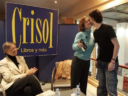 Julia Navarro recibe el premio Crisol, entregado por Lorenzo Marchena ante Vitoria Lafora.