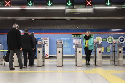 Tornos en prueba permanentemente abiertos en la estaci&oacute;n de metro de  Alsacia.