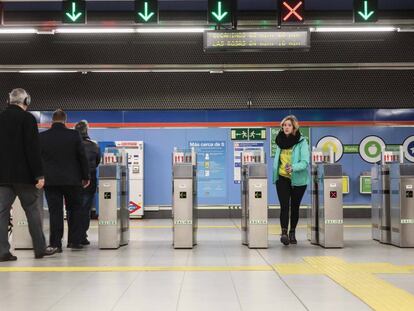 Tornos en prueba permanentemente abiertos en la estaci&oacute;n de metro de  Alsacia.