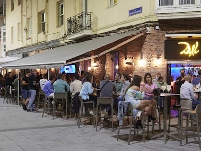 Bares en una calle de Santander (Cantabria), en julio.