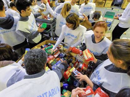 Voluntarios organizan donaciones de bancos de alimentos de varias provincias en un almacén de Barcelona, en 2018.