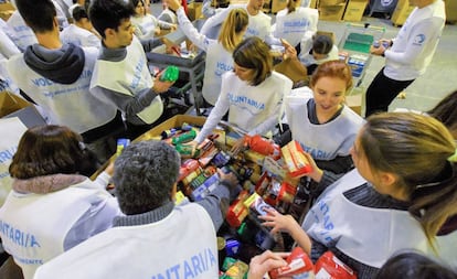 Voluntarios organizan donaciones de bancos de alimentos de varias provincias en un almacén de Barcelona, en 2018.