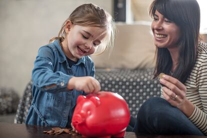 Es conveniente buscar un momento para sentarse con los hijos, contar juntos cuánto dinero han recibido, y comunicarles que una parte de ese dinero lo tienen que aprender a gestionar.