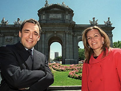 Rafael Simancas y Trinidad Jiménez, el pasado viernes en la Puerta de Alcalá, uno de los monumentos más emblemáticos de Madrid.