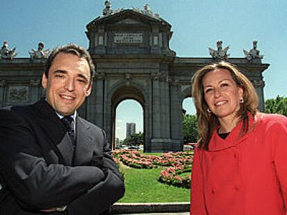 Rafael Simancas y Trinidad Jiménez, el pasado viernes en la Puerta de Alcalá, uno de los monumentos más emblemáticos de Madrid.