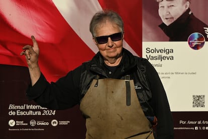 La escultora letona Solveiga Vasiljeva, ganadora del concurso internacional de la Bienal del Chaco.