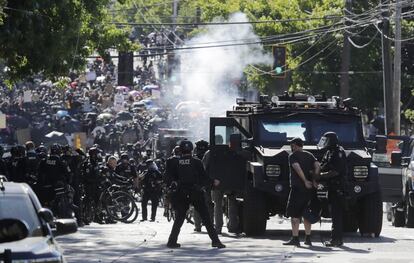 Seattle, al igual que Portland, es escenario desde hace dos meses de manifestaciones continuas, que en algunos casos han desembocado en choques con la policía, tras la muerte de George Floyd asfixiado bajo custodia policial en Minneapolis. En la imagen, enfrentamientos entre las fuerzas de seguridad y los manifestantes, en Seattle.