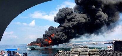 Fotografía facilitada por Protección Civil de Cambados del incendio de un catamarán turístico en el que viajaban 48 personas que se incendió el 24 de julio en las cercanías de la localidad pontevedresa de O Grove.