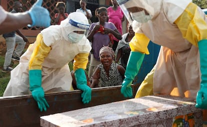 Una mujer llora al lado del atañud de su hijo, sospechoso de haber muerto de ébola, el 17 de diciembre del año pasado en Beni (República Democrática del Congo).