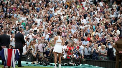 Muguruza posa con el trofeo de campeona en Wimbledon tras la final de 2017.