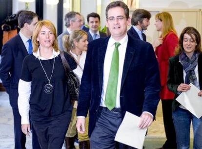 Antonio Basagoiti, entre Arantza Quiroga (izquierda) y Laura Garrido, el pasado día 18 cuando se acreditó la mayoría de parlamentarios del PP. Detrás, entre otros, Leopoldo Barreda, Antón Damborenea e Iñaki Oyarzábal.