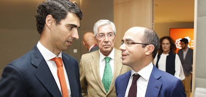 Jon Fernandez Barrena, consejero delegado de Altadis, y Felipe Martínez Rico, subsecretario de Hacienda y Función Pública.