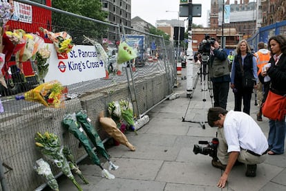 Las estaciones de metro donde se produjeron ayer los atentados de Londres han amanecido cubiertas de ramos de flores en recuerdo de las víctimas.