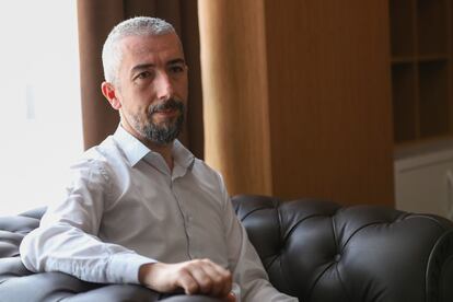 El alcalde de origen albanés Erden Atiq, en su despacho del Ayuntamiento de Mitrovica Norte, el 29 de junio.