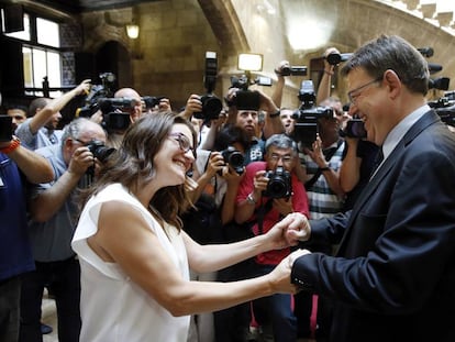 Mónica Oltra y Ximo Puig tras anunciar el Gobierno valenciano 'mestizo' en junio de 2015.