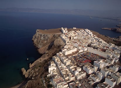 La ciudad costera de Alhucemas, capital no oficial de los bereberes del norte de Marruecos, fue fundada por los españoles con el nombre de Villa Sanjurjo en los años 20, como plaza fuerte durante la guerra del Rif. Ahora los marroquís la llaman Al-Hociema y es tranquila, segura y moderna, llena de orgullosos bereberes occidentalizados.