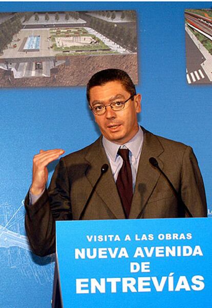 Ruiz-Gallardón, ayer, en su visita al barrio de Entrevías.