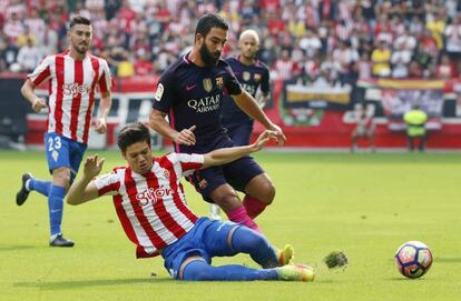 Arda disputa un balón con Jorge Meré.