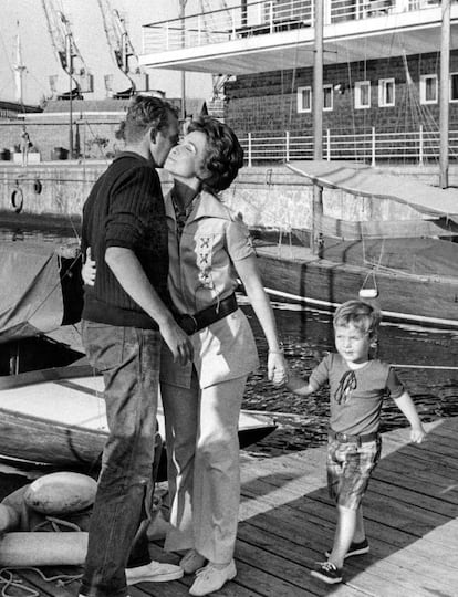 30 de junio de 1971. Don Juan Carlos de Borbón es proclamado campeón de España en la categoría de balandra con su yate 'Fortuna' en las regatas celebradas en Barcelona. En la imagen, la aún princesa Sofía, que lleva de la mano al príncipe Felipe, abraza a su esposo al acabar el campeonato.