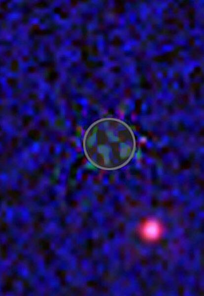 El planeta extrasolar, abajo a la derecha.