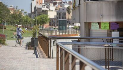 La pasarela al lado del edificio de vecinos. 