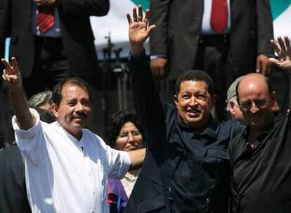 Desde la izquierda, Daniel Ortega, Hugo Chávez y el vicepresidente cubano, Carlos Lage, ayer en Chile.