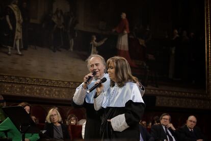 Maria del Mar Bonet y Joan Manuel Serrat doctores Honoris Causa Universidad de Barcelona.