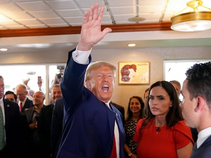 El expresidente de EE UU, Donald Trump, saluda a sus simpatizantes en el restaurante Versailles de Miami, el pasado martes tras presentarse en el juzgado.