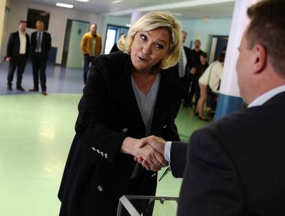 La presidenta de Agrupación Nacional (RN), Marine Le Pen, ejerce su derecho al voto en la localidad de Henin-Beaumont (Francia).