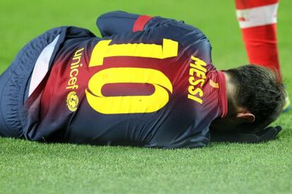 Leo Messi lies prostrate after injuring his knee on Wednesday night. 