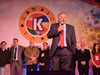 En primer plano, Hiquíngari Carranza, presidente de la Fundación Kaspárov Iberoamérica. Detrás de izquierda a derecha, Alejandro Oliva, Miguel Illescas, Leontxo García, Juan Blanco, Juan Luis Jaureguiberry y Marta Amigó