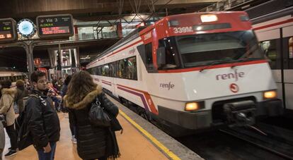 Usuarios de la red de Cercanías en Madrid.
